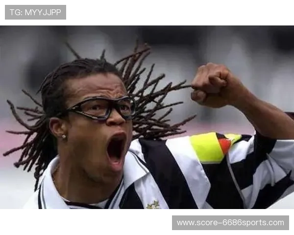 高个子辫子足球球星展现个人风采与场上魅力的精彩瞬间